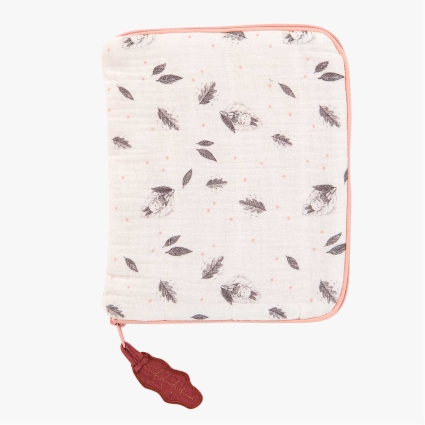 Protege carnet de sante a broder creme Apres la pluie Moulin Roty